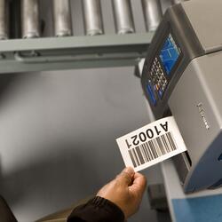 Průmyslová tiskárna etiket, která disponuje vysokou rychlostí tisku, jednoduchým nasazením, pokročilými možnostmi připojení a prověřenou spolehlivostí.